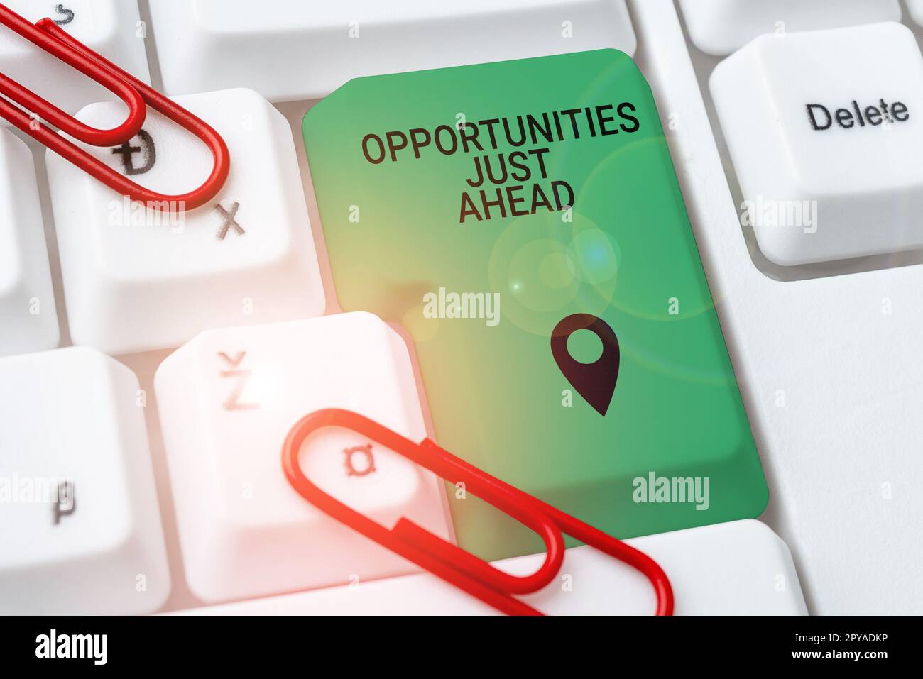 Unterschreiben Sie, um die Chancen direkt vor Ihnen anzuzeigen. Ein paar Umstände, die es ermöglichen, etwas in kurzer Zeit zu tun Stockfoto