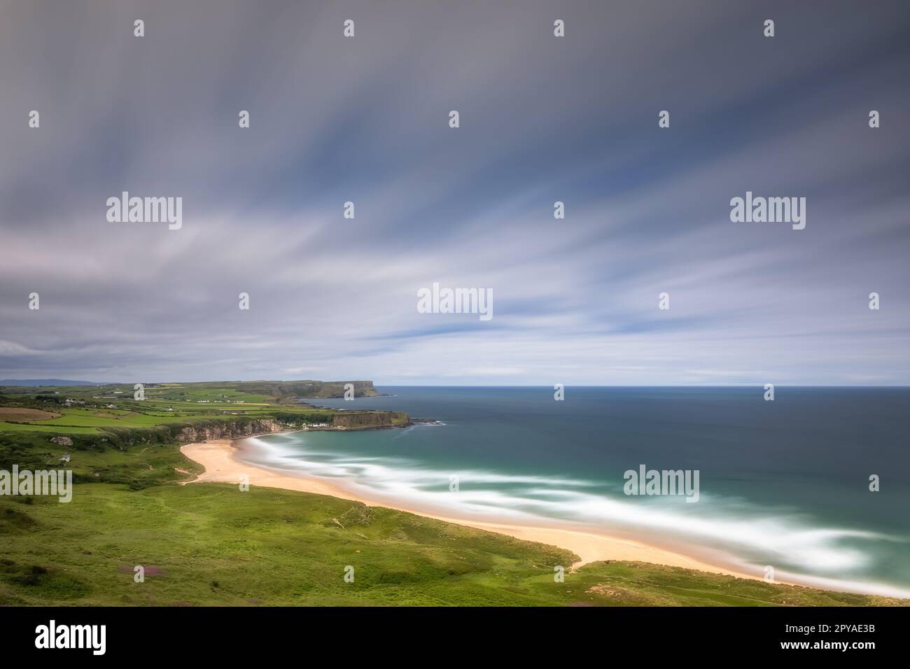 Whitepark Bay Beach und Portbradden Harbour an der Causeway Coast, Nordirland Stockfoto