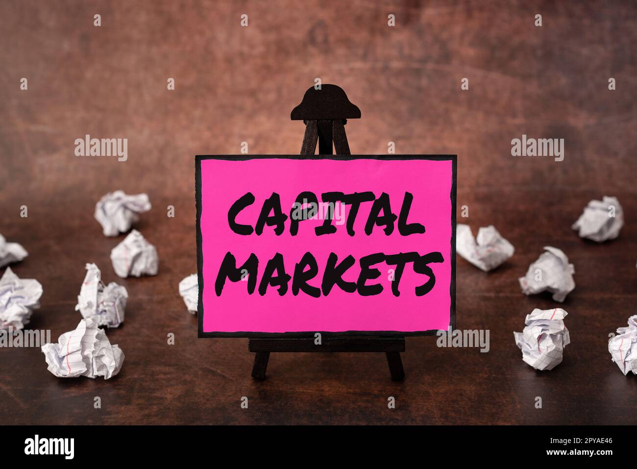 Schild mit Kapitalmärkten. Geschäftsüberblick ermöglicht Unternehmen die Kapitalbeschaffung durch Gewährleistung von Marktsicherheit Stockfoto