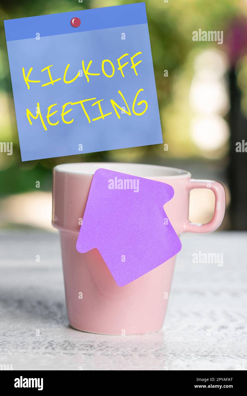 Unterschreiben Sie, dass die Kickoff-Besprechung angezeigt wird. Wort für eine Sonderdiskussion über die Rechtmäßigkeit des Projekts Stockfoto