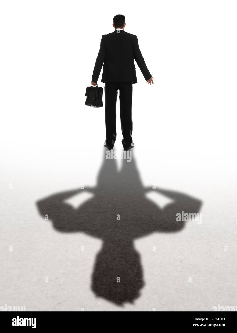 Geschäftsmann und Schatten eines starken Mannes hinter ihm auf weißem Hintergrund. Konzept der inneren Festigkeit Stockfoto