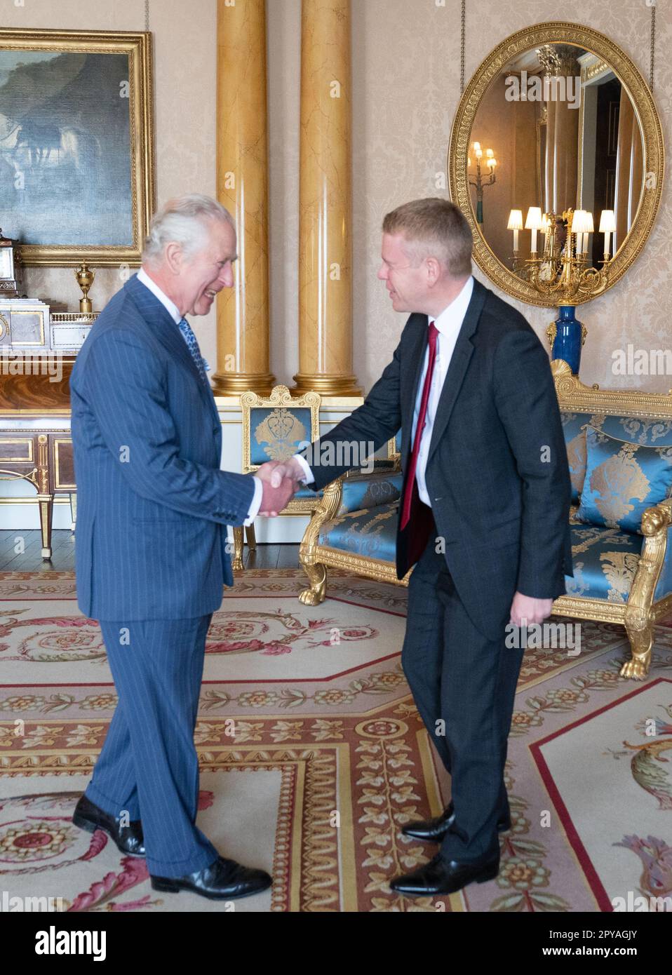 König Karl III. Empfängt den Premierminister von Neuseeland, Chris Hipkins, während einer Audienz im Buckingham Palace, London. Bilddatum: Mittwoch, 3. Mai 2023. Stockfoto