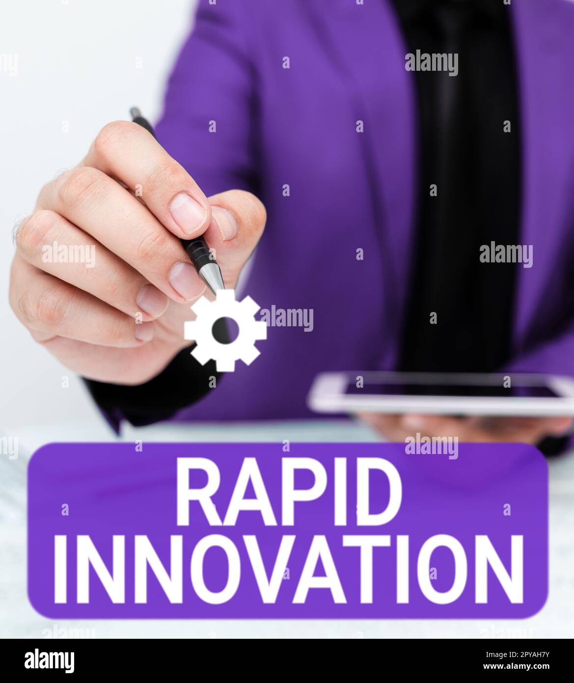 Inspiration mit dem Schild „Rapid Innovation“. Wort, das auf einer Website geschrieben wird, die Suchmaschinenalgorithmen verwendet Stockfoto