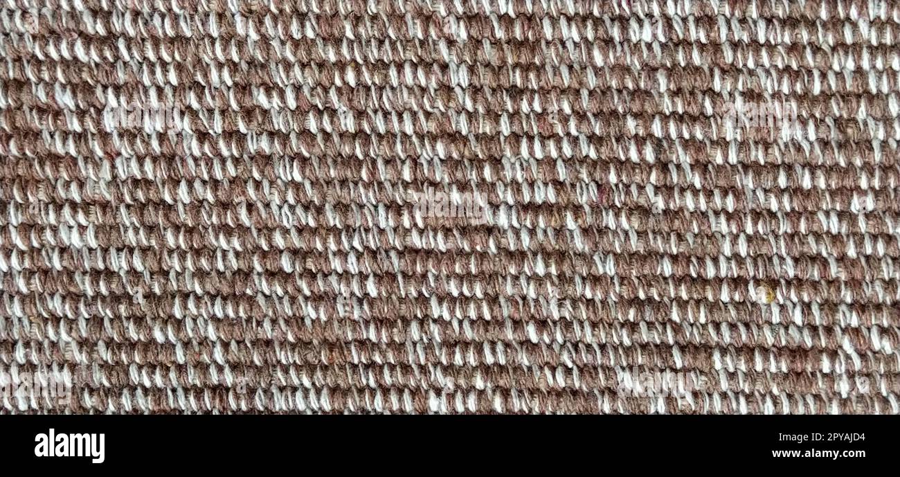Nahaufnahme der Stoffstruktur für den Hintergrund. Grobes Baumwollgewebe mit weißen, beigen und braunen Fäden. Banner Stockfoto