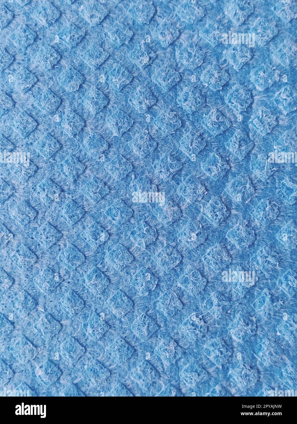 Blauer Schwamm zum Geschirrspülen, Nahaufnahme. Abstrakter blauer Hintergrund Stockfoto