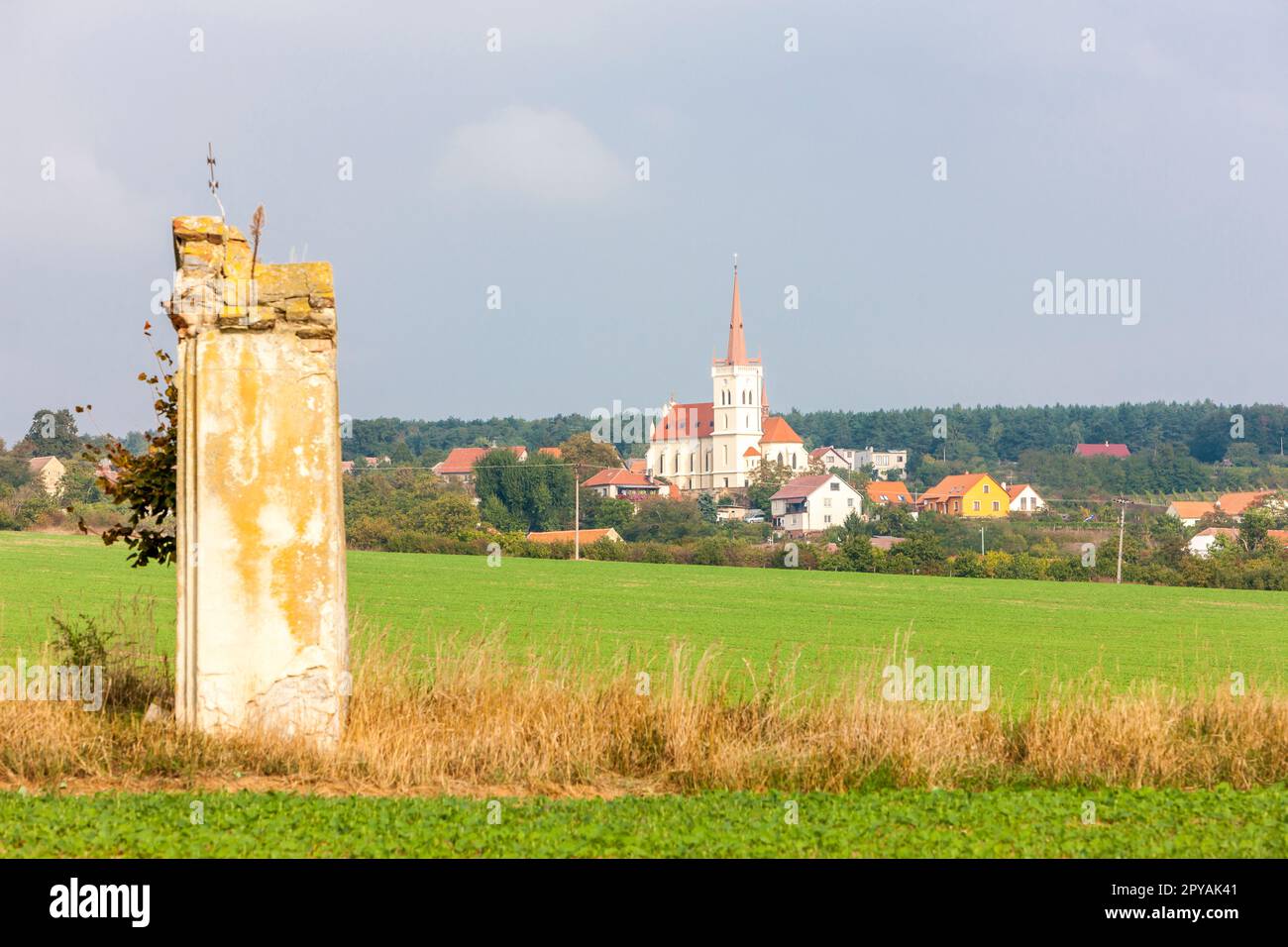 Dorf Konice mit kalvarienberg in der Region Znojmo, Tschechische Republik Stockfoto