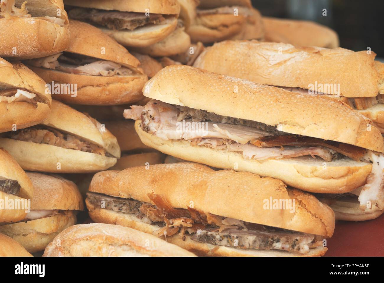 Italien, Street Food Festival, Sandwich mit gebratenem Saugschwein namens Porchetta di Ariccia Stockfoto