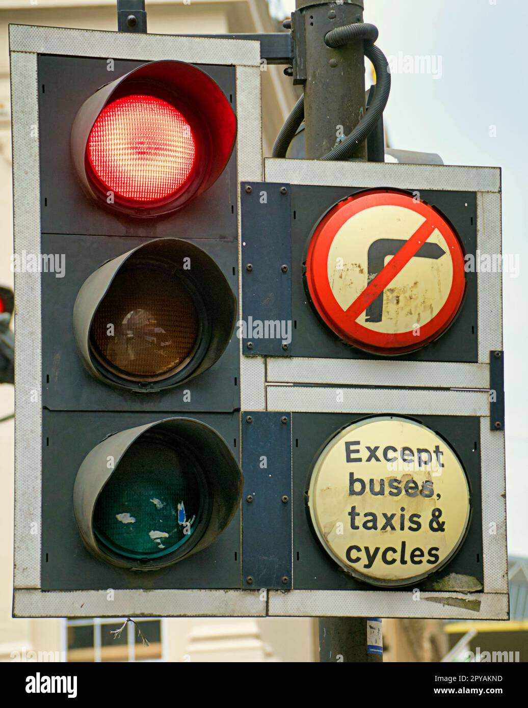 Ampelkreuzung rot, keine Rechtskurve, außer Taxis und Fahrräder Stockfoto