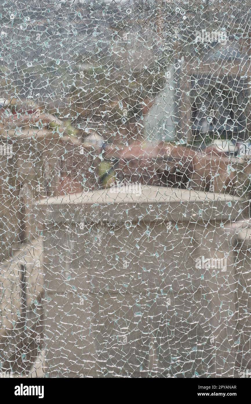 Hintergrundideen für das Stadtleben, Versicherungsidee oder Crash im Stadtleben. Vertikaler Rahmen. Stockfoto