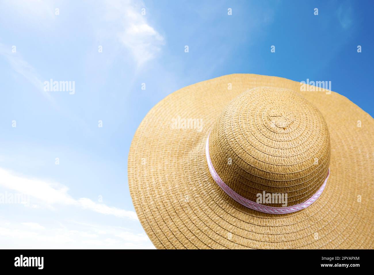 Sommer Sonnenschein Strohhut in blauem Himmel an einem sonnigen Tag. Sonnenbrille Sommerkonzept mit kopierblauem Hintergrund Entspannung, Urlaub, Reisen, Strand, Sonnenkonzept Stockfoto