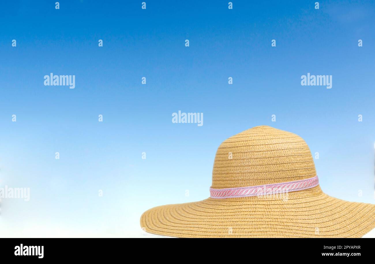 Sommer Sonnenschein Strohhut in blauem Himmel an einem sonnigen Tag. Sonnenbrille Sommerkonzept mit kopierblauem Hintergrund Entspannung, Urlaub, Reisen, Strand, Sonnenkonzept Stockfoto
