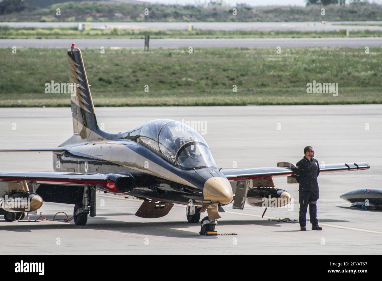 Istanbul, Türkei. 01. Mai 2023. Fursan Al-Emarat bereitet eine Gruppe emiratischer Piloten für einen Vorführflug am letzten Tag des Teknofests vor. Die Ausstellung „TEKNOFEST“ ist eine jährliche Veranstaltung, die in der Türkei am Flughafen Atatürk stattfindet und die technologische und wissenschaftliche Entwicklung und Innovationen durch die Präsentation der neuesten Innovationen und modernen technischen Projekte in verschiedenen Bereichen unterstützen soll. (Foto: Muhmmad Al-Najjar/SOPA Images/Sipa USA) Guthaben: SIPA USA/Alamy Live News Stockfoto