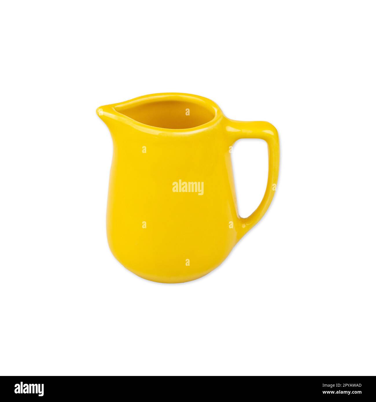 Gelber Keramik-Milchkrug isoliert auf weißem Hintergrund. Stockfoto