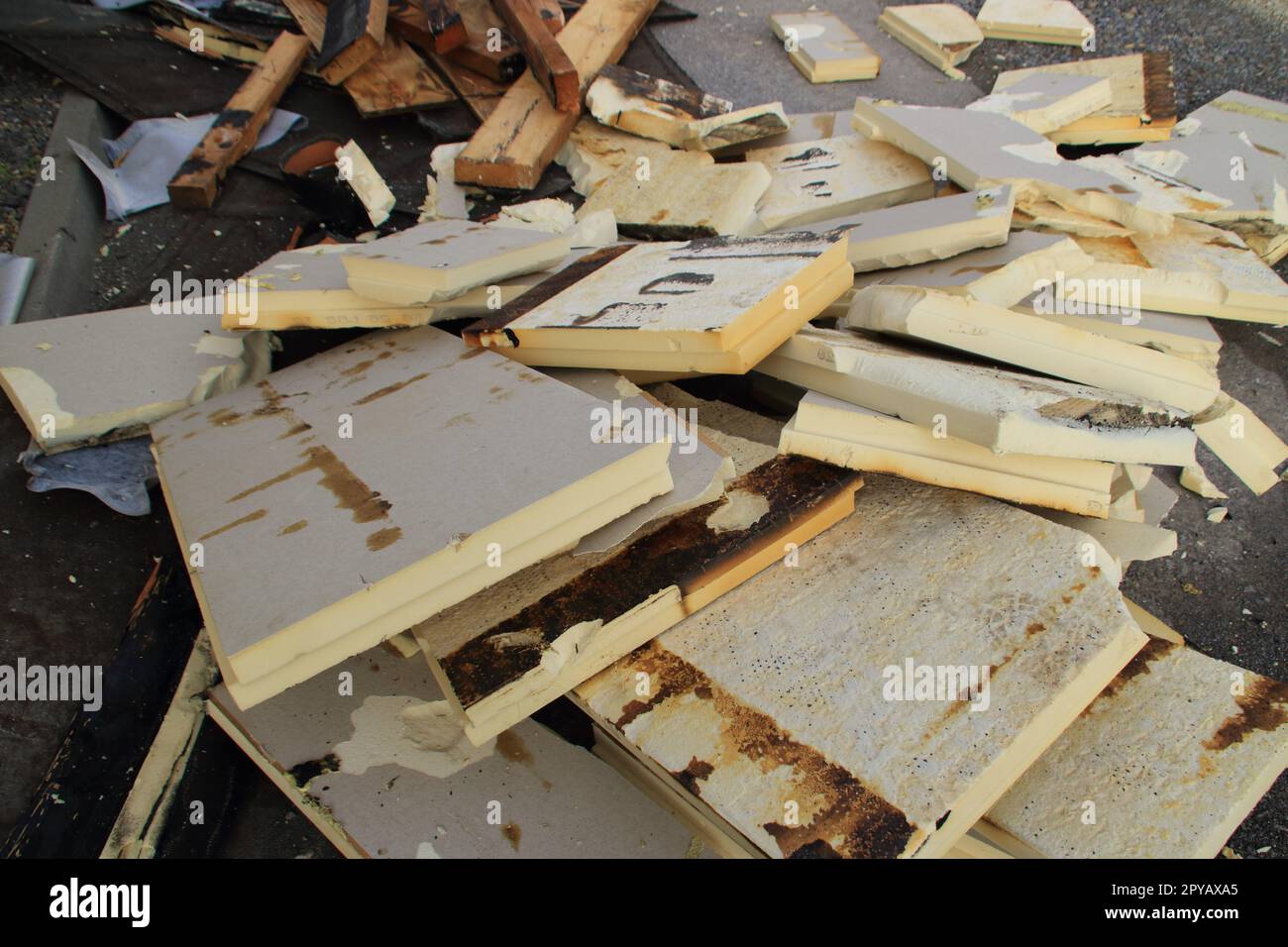 Asbest Isolierung von der Decke auf einem leeren Bauernhaus peeling  Stockfotografie - Alamy