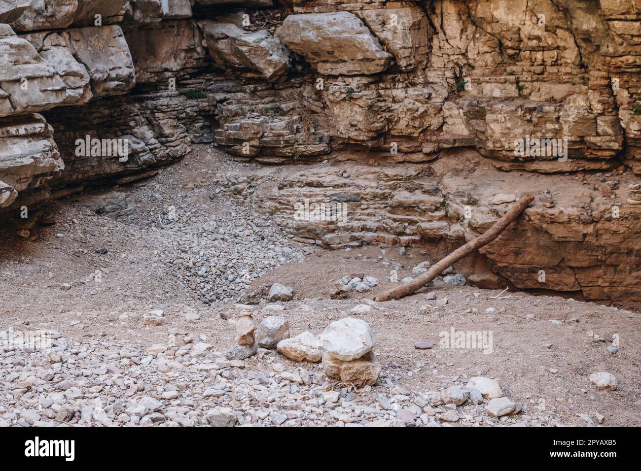 Tauchbecken am Fuße des leeren Flusstals im Jacob's Canyon Stockfoto