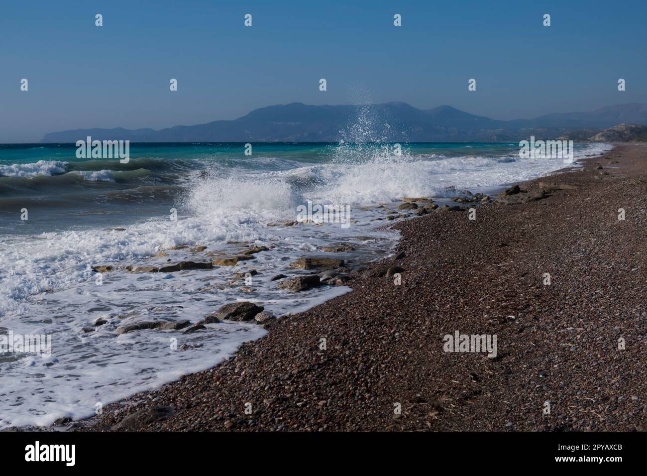 Ostküste von Rhodos Island mit großen Wellen und felsigem Strand Stockfoto