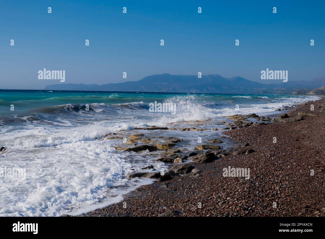 Ostküste von Rhodos Island mit großen Wellen und felsigem Strand Stockfoto