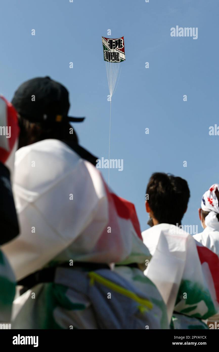 Saitama, Japan. 3. Mai 2023, Saitama, Japan: Teilnehmer fliegen während des Riesendrachen-Festivals in Kasukabe City einen riesigen Drachen. Die Teilnehmer flogen enorme Drachen inÂ Gebet für eine reichhaltige Ernte aus ihrer Seidenraupenzucht. Die beiden größten Riesendrachen wiegen 800 kg (das gleiche Gewicht wie ein kleines Auto) und sind 11 Meter breit und 15 Meter hoch. Die Feier fand occurredÂ seit 1841 jährlich statt, außer während der COVID-19-Pandemie. Es begann, als ein buddhistischer Mönch die Einheimischen darüber informierte, dass ein Drachen geflogen wurde, um für eine reichliche Ernte von Seidenraupen zu beten. Stockfoto