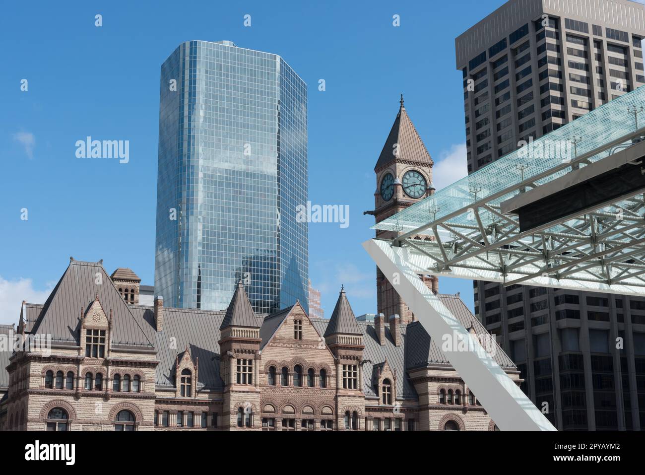 Bühnenüberdachung aus Glas und Stahl und Architektur nahe Nathan Phillips Square (Toronto, Kanada) an einem hellblauen Tag Stockfoto