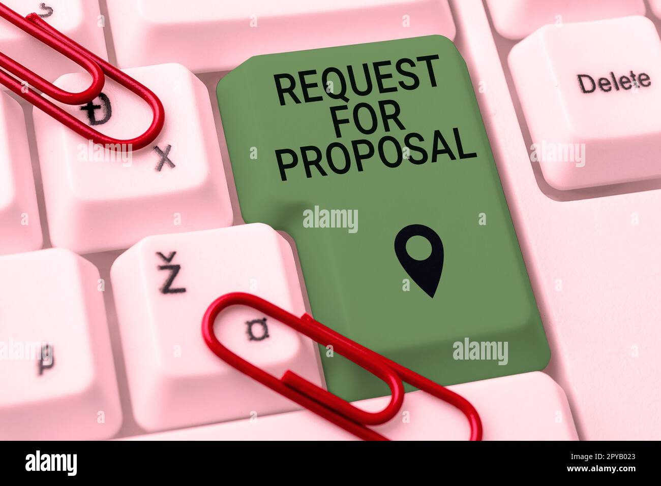 Schreiben mit Anzeige des Texts „Request for Proposal“. Das Dokument für das Geschäftskonzept enthält einen Ausschreibungsprozess nach Agentur oder Unternehmen Stockfoto