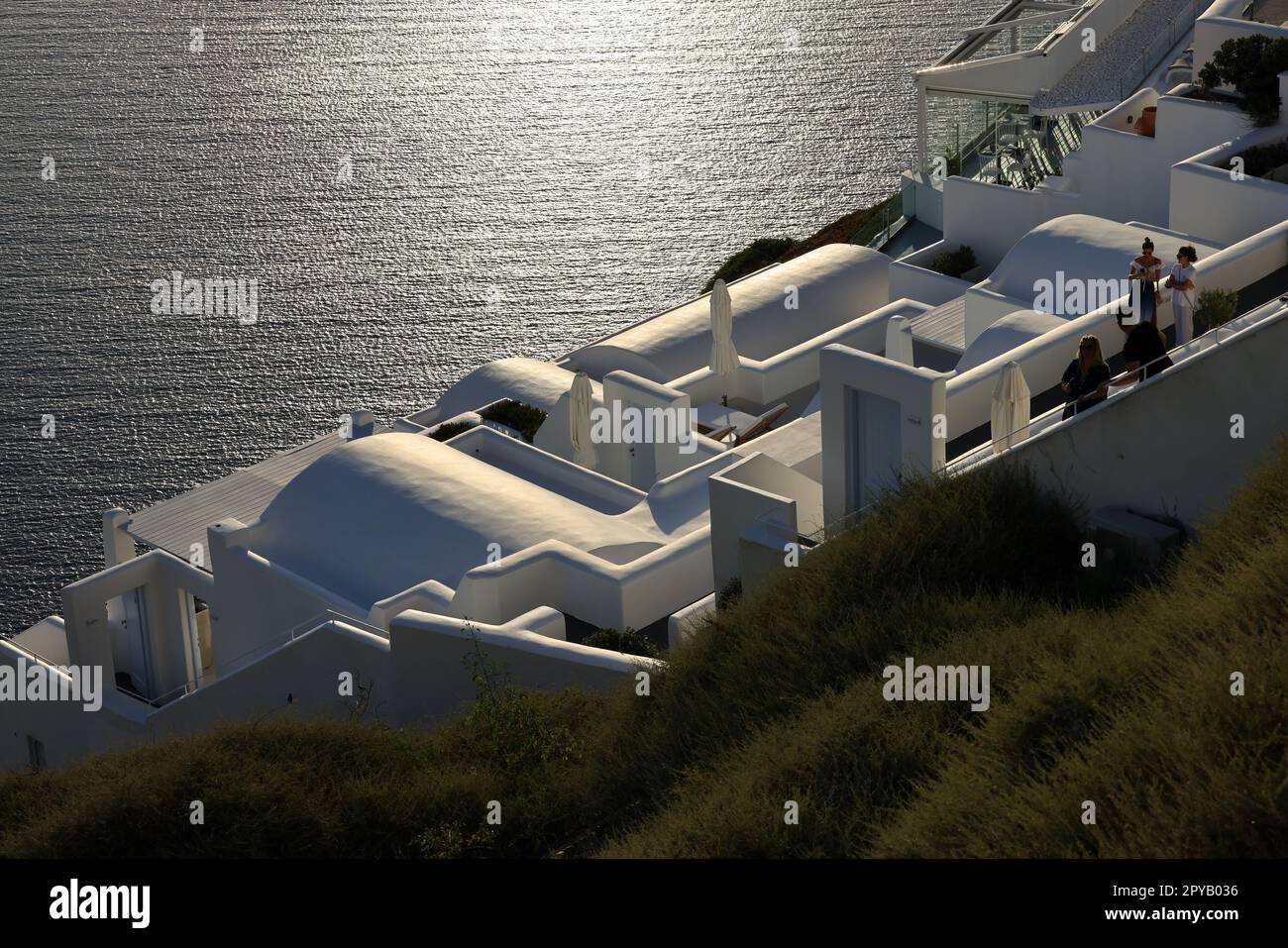 Weiß getünchte Häuser mit Terrassen und Pools und eine wunderschöne Aussicht in Imerovigli auf Santorin Island, Stockfoto