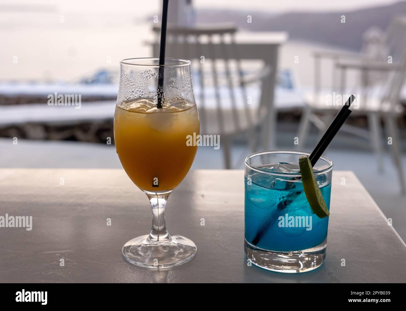Zwei Cocktails warten darauf, während des Sonnenuntergangs in Santorin getrunken zu werden Stockfoto