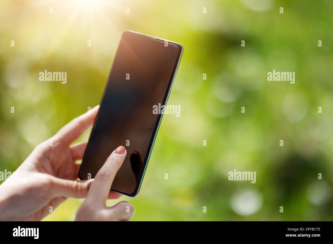 Nahaufnahme der Hände der Frau, die ihr Smartphone hält. Stockfoto