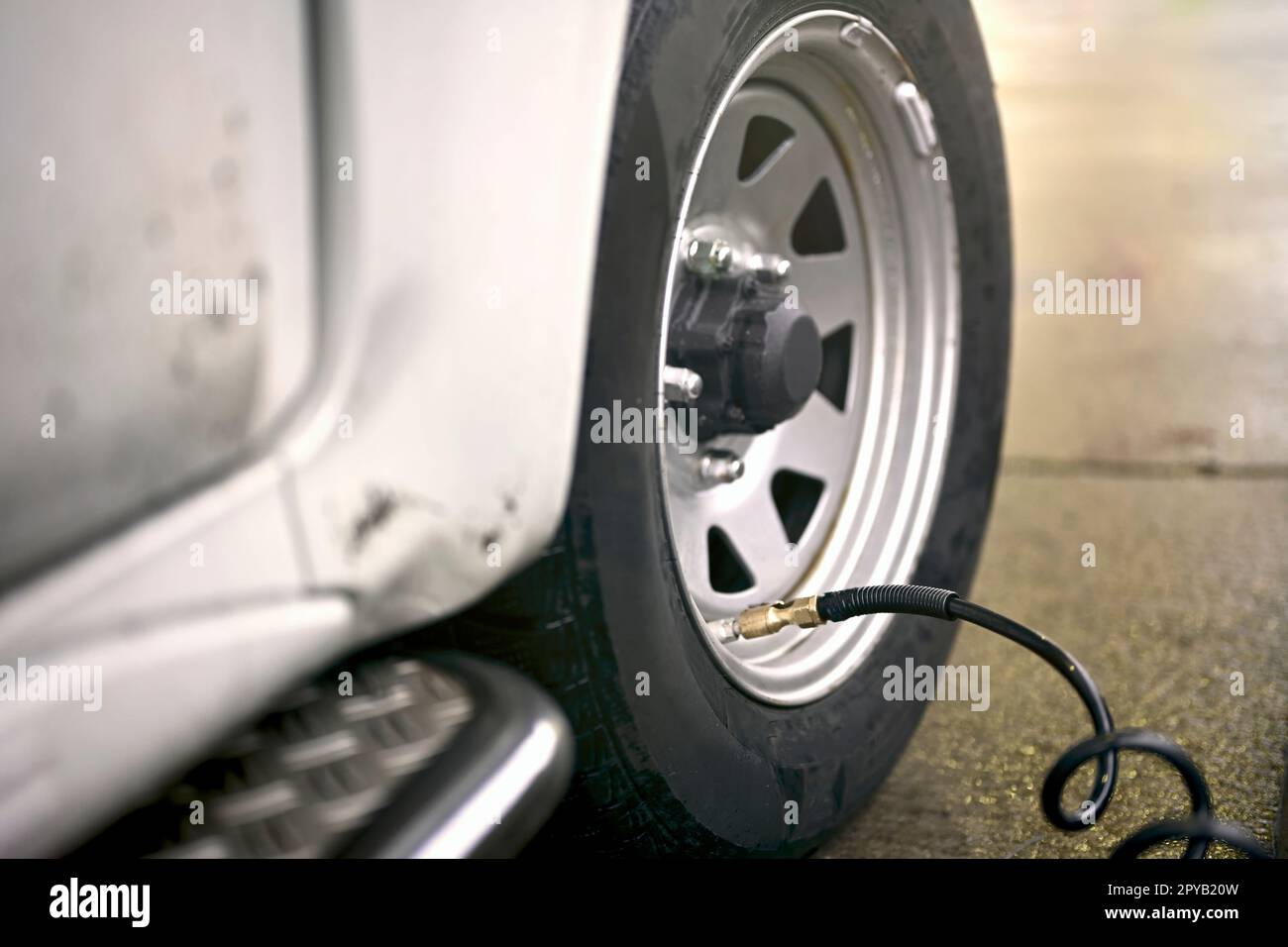 Prüfen und Einstellen des Reifendrucks bei Geländefahrzeugen. Stockfoto