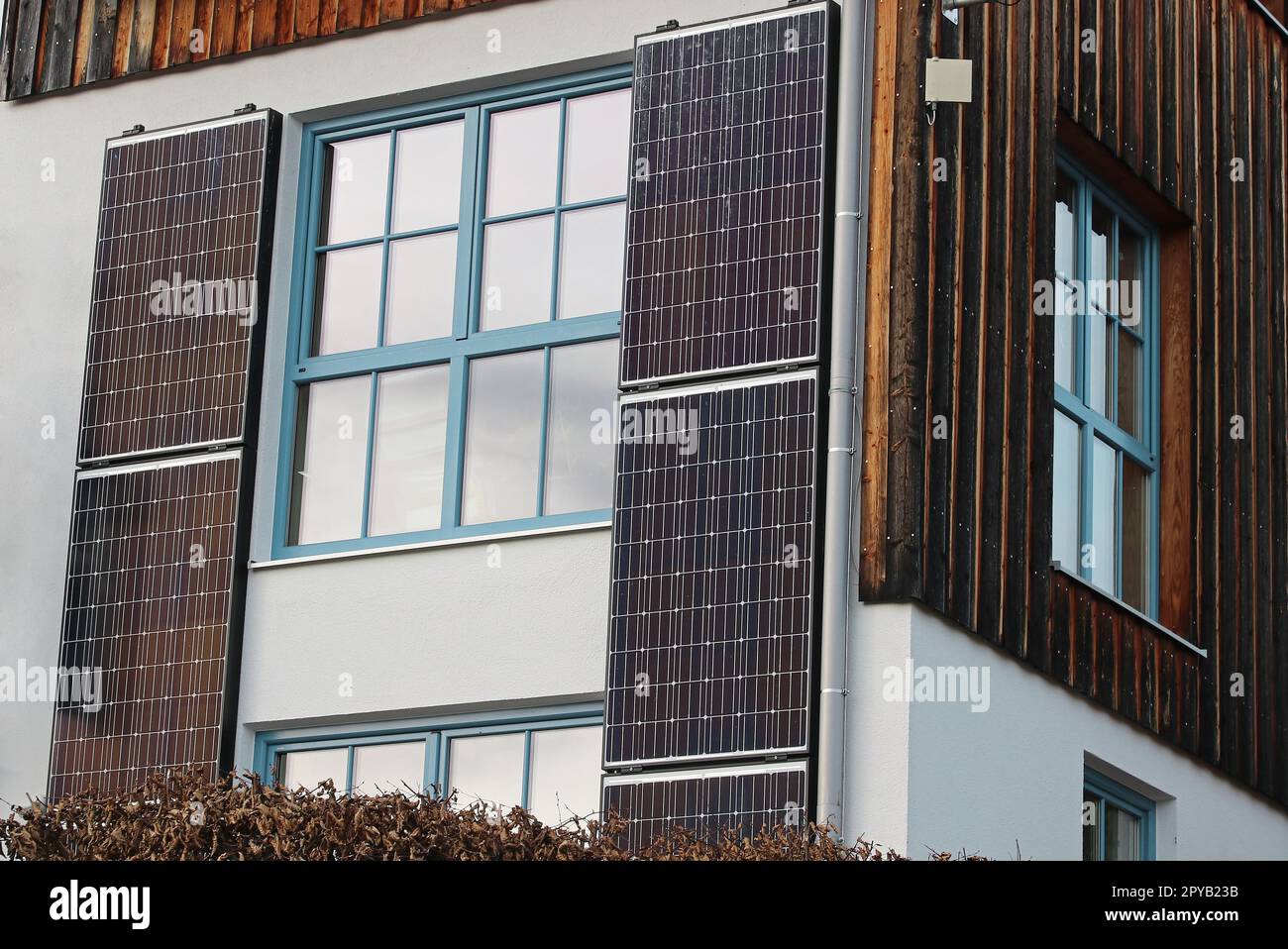 Solarmodule zur Stromerzeugung an einer Hauswand Stockfoto