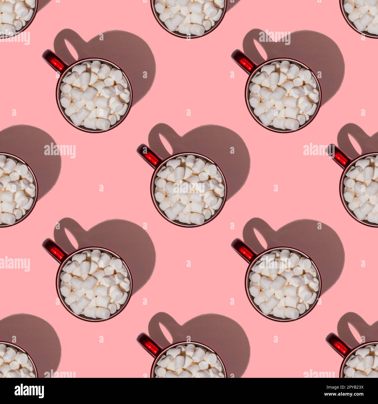 Nahtloses, endloses Muster aus roten Tassen Kaffee oder Kakao mit Marshmallows mit harten Schatten auf pinkfarbenem Hintergrund Stockfoto