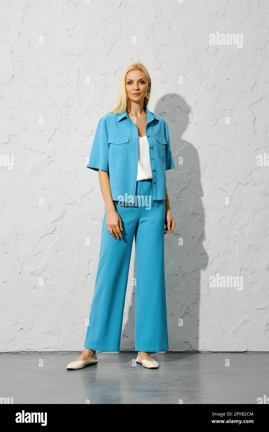 Modemodell in blauer Jacke und Hosen posieren Stockfoto