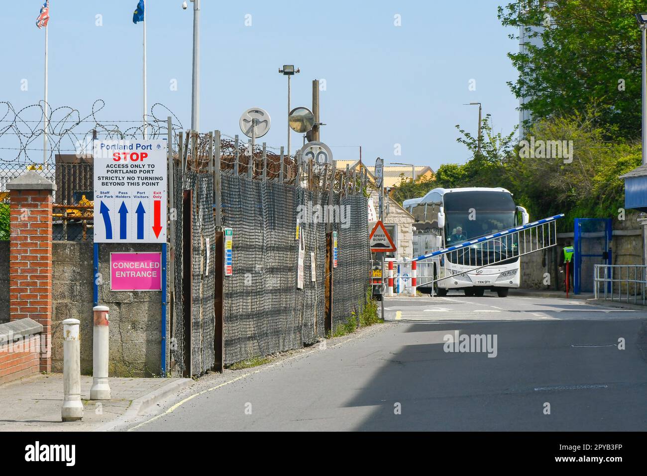 Portland, Dorset, Großbritannien. 3. Mai 2023 Allgemeiner Blick auf den Eingang zum Hafen von Portland in Castletown auf der Insel Portland in Dorset, wo das Unterkunftsschiff Bibby Stockholm für mindestens 18 Monate liegen soll, um Asylbewerber unterzubringen. Bildnachweis: Graham Hunt/Alamy Live News Stockfoto