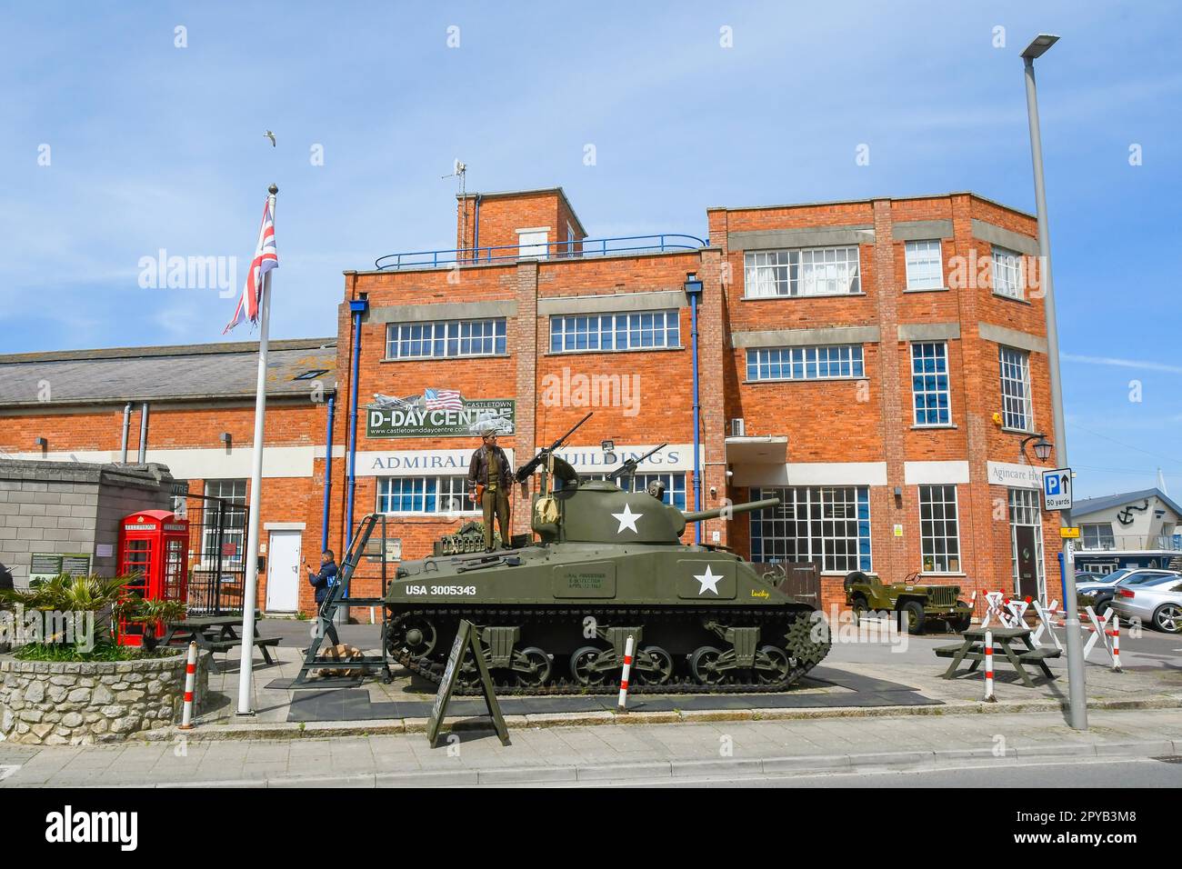 Portland, Dorset, Großbritannien. 3. Mai 2023 Allgemeiner Blick auf den Sherman Tank aus dem 2. Weltkrieg vor dem D-Day Centre in der Nähe des Eingangs zum Hafen von Portland in Castletown auf der Insel Portland in Dorset, wo das Unterkunftsschiff Bibby Stockholm für mindestens 18 Monate liegen soll, um Asylbewerber unterzubringen. Bildnachweis: Graham Hunt/Alamy Live News Stockfoto