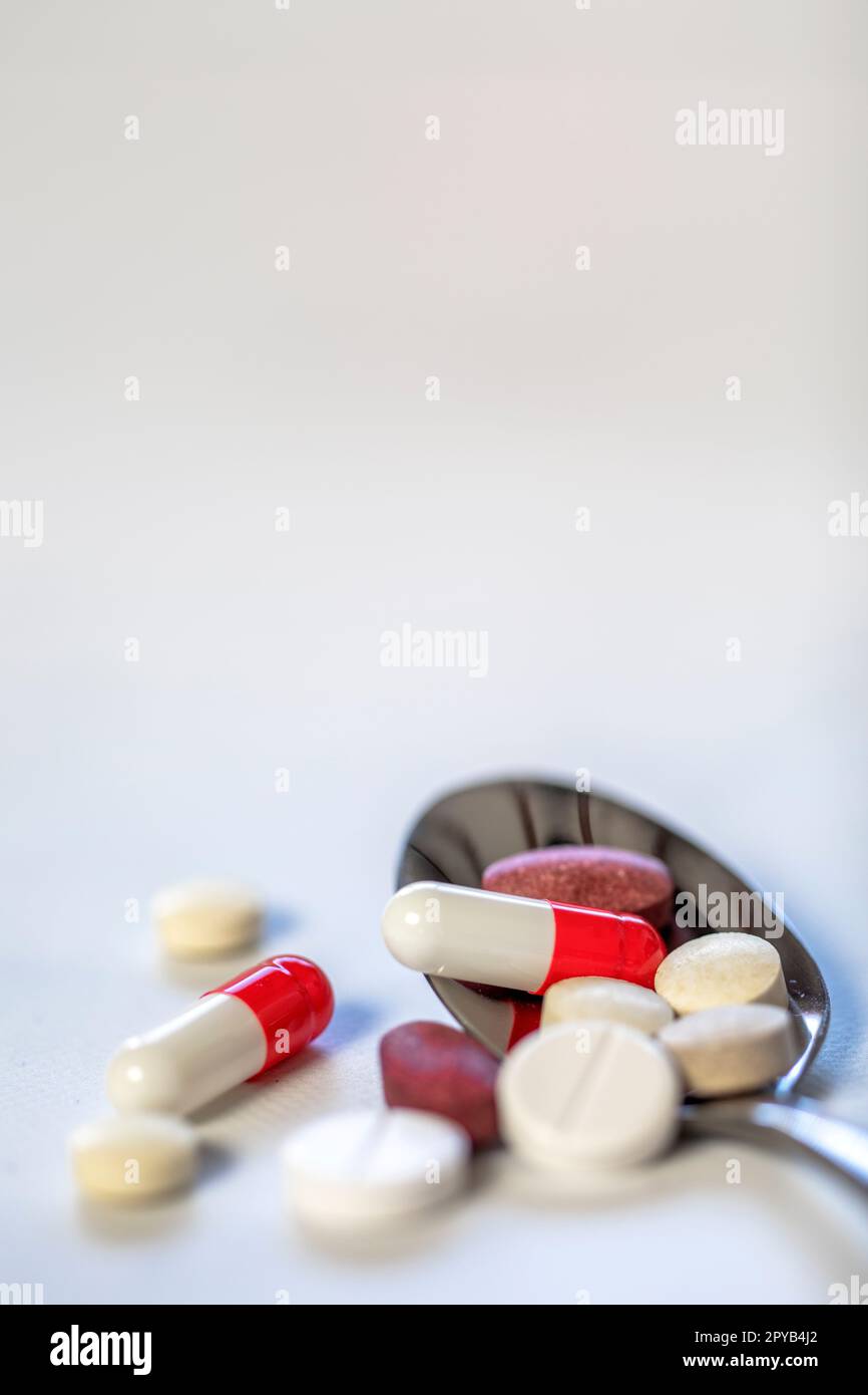 Gemischte pharmazeutische Medizin Pillen, Tabletten und Kapseln auf Löffel, Apotheken Hintergrund mit Kopierraum, Krankheit, Medikamente, Pille Behandlung Gesundheitskonzept Stockfoto