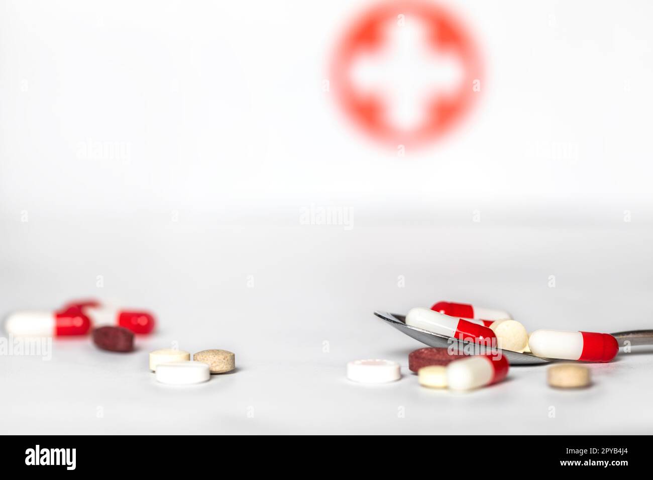 Gemischte pharmazeutische Medizin Pillen, Tabletten und Kapseln auf Löffel, Apotheken Hintergrund mit Kopie Raum, Krankheit, Drogen, Pille Behandlung Gesundheit Concep Stockfoto