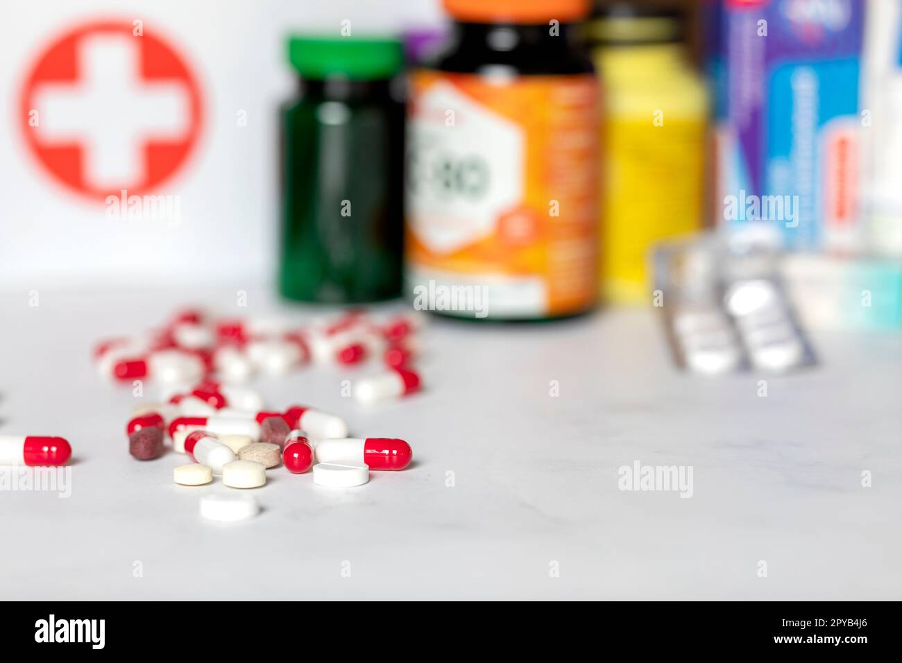 Gemischte pharmazeutische Medizin Pillen, Tabletten und Kapseln auf Löffel, Apotheken Hintergrund mit Kopierraum, Krankheit, Medikamente, Pille Behandlung Gesundheitskonzept Stockfoto