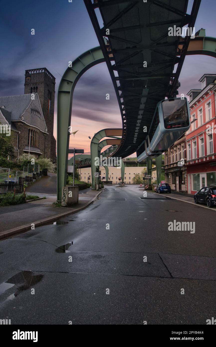 Flachwinkelaufnahme einer Hängeeisenbahn über Wuppertals Straße in Deutschland Stockfoto