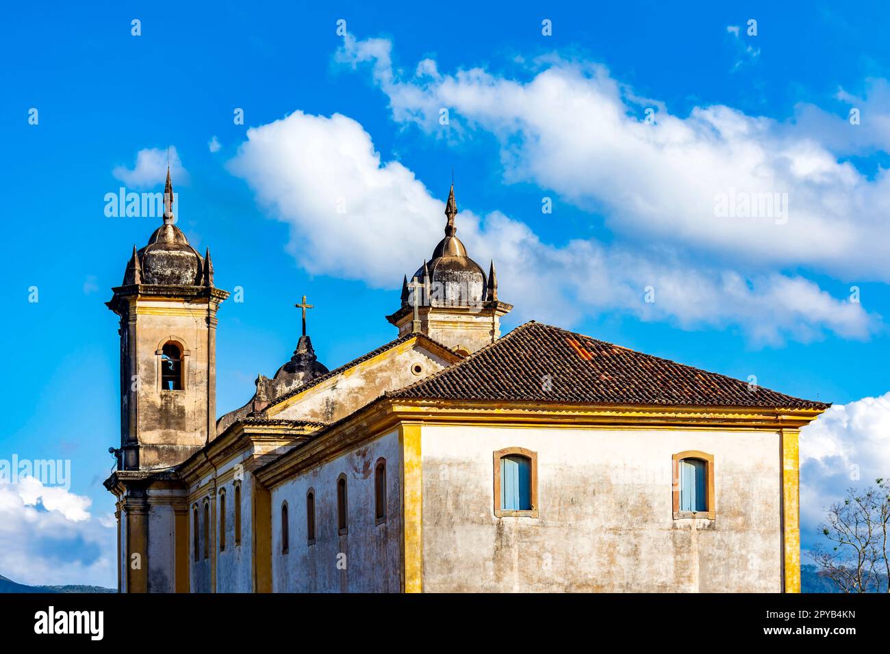 Türme einer alten Barockkirche von hinten in der Stadt Ouro Preto Stockfoto