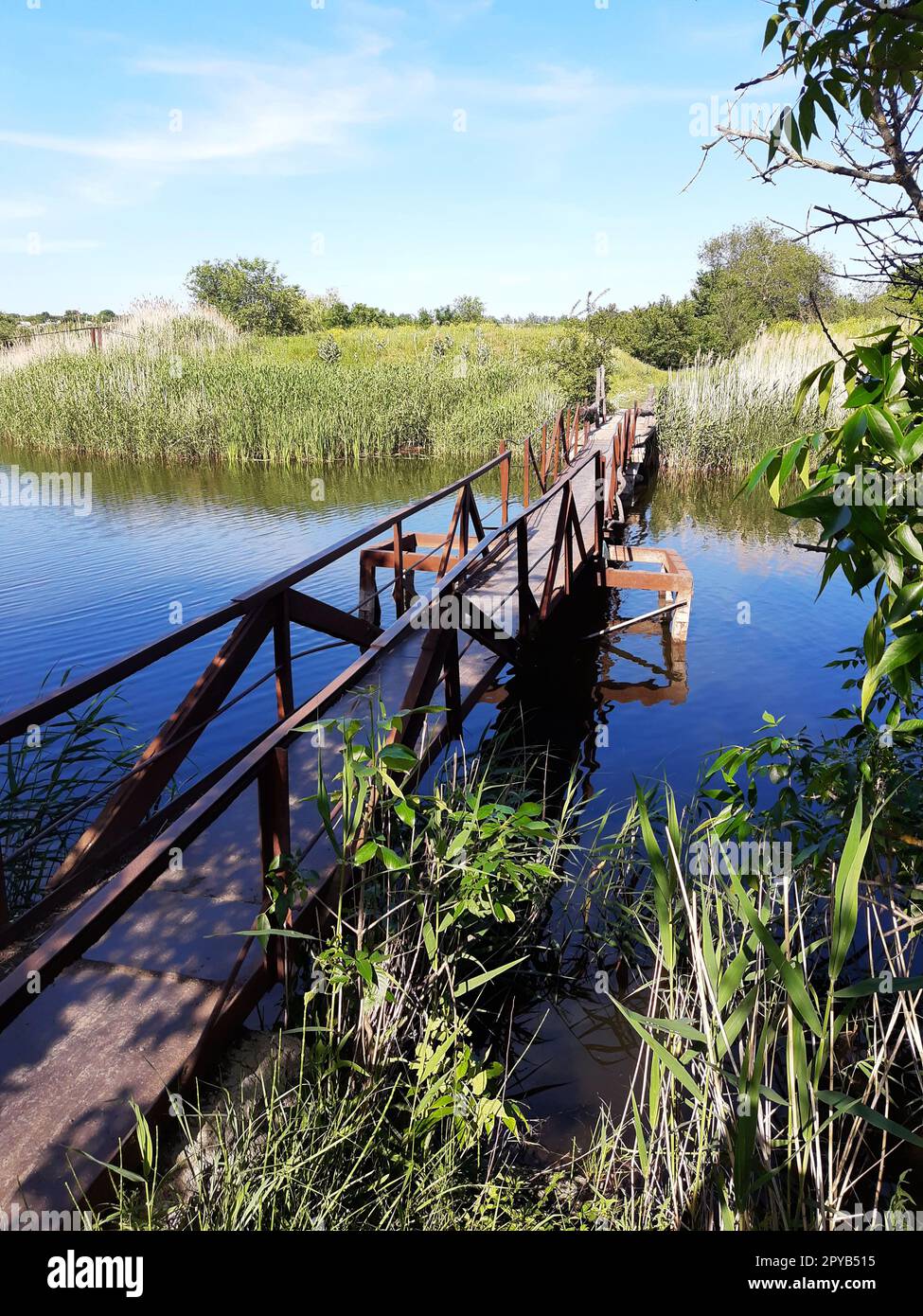 Eisenbrücke über den Fluss Stockfoto