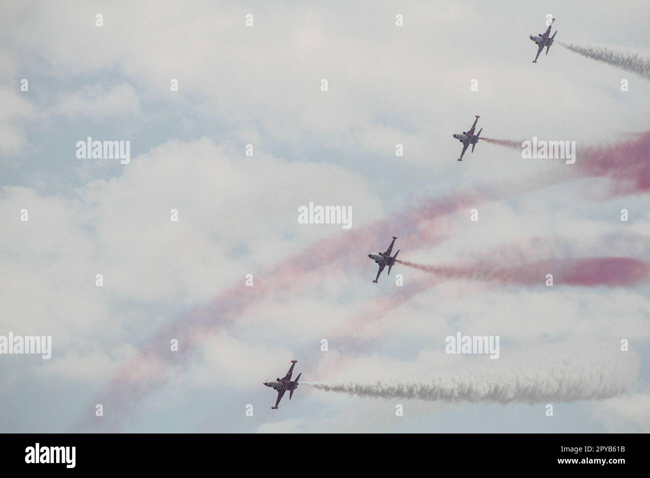 Istanbul, Türkei. 01. Mai 2023. Die Soloturk und die Bayraktar Kizilelma-Flugzeuge machen am letzten Tag der SoloTurk Teknofest-Ausstellung einen Vorführflug. Die Ausstellung „TEKNOFEST“ ist eine jährliche Veranstaltung, die in der Türkei am Flughafen Atatürk stattfindet und die technologische und wissenschaftliche Entwicklung und Innovationen durch die Präsentation der neuesten Innovationen und modernen technischen Projekte in verschiedenen Bereichen unterstützen soll. Kredit: SOPA Images Limited/Alamy Live News Stockfoto