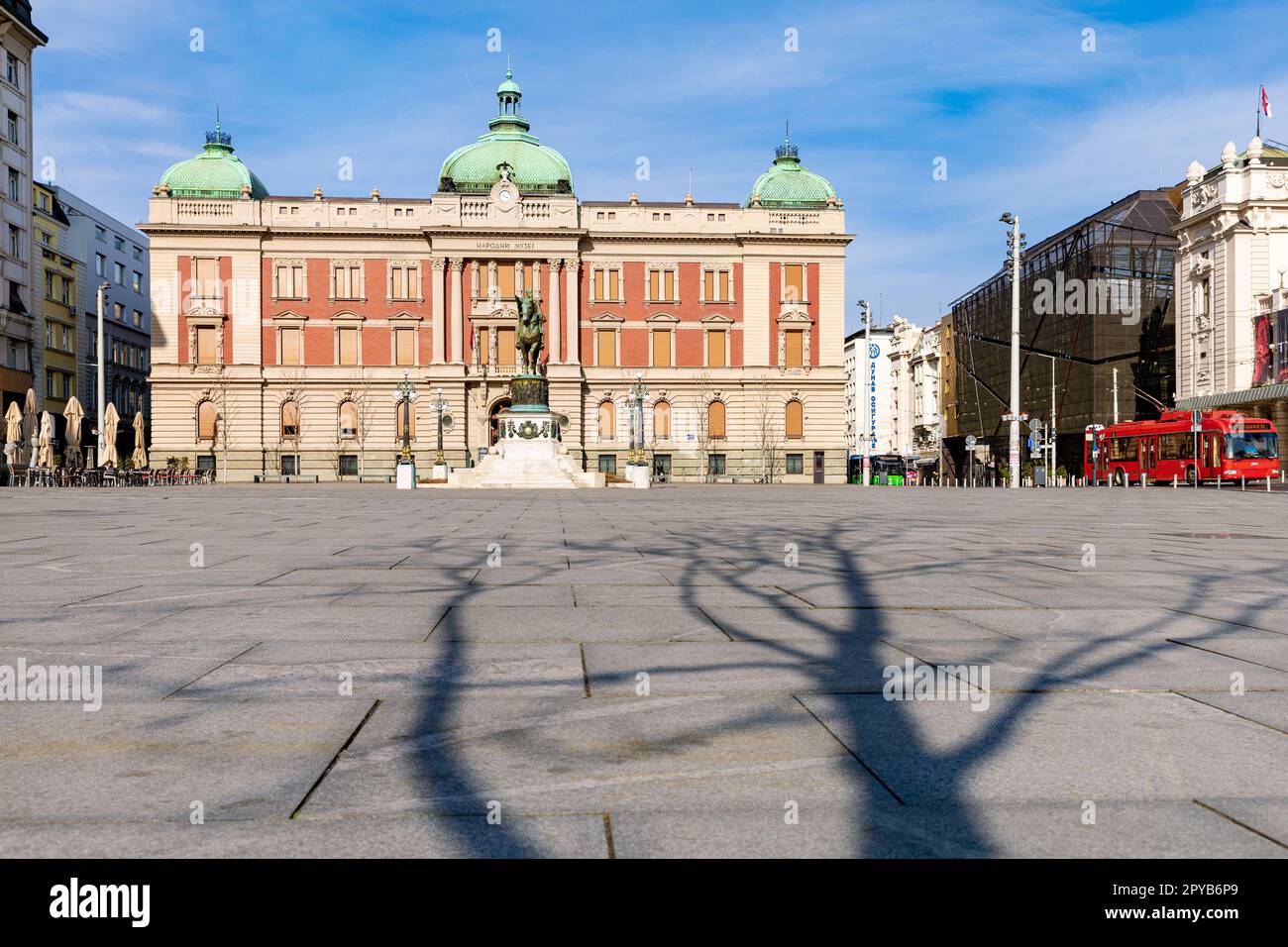Platz der Republik mit Gebäude des Nationalmuseums und Statue von Prinz Mihailo am Morgen, Belgrad, Serbien Stockfoto