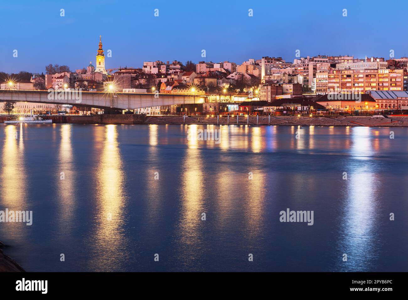 Schöne Aussicht auf das historische Zentrum von Belgrad am Ufer der Save, Serbien Stockfoto