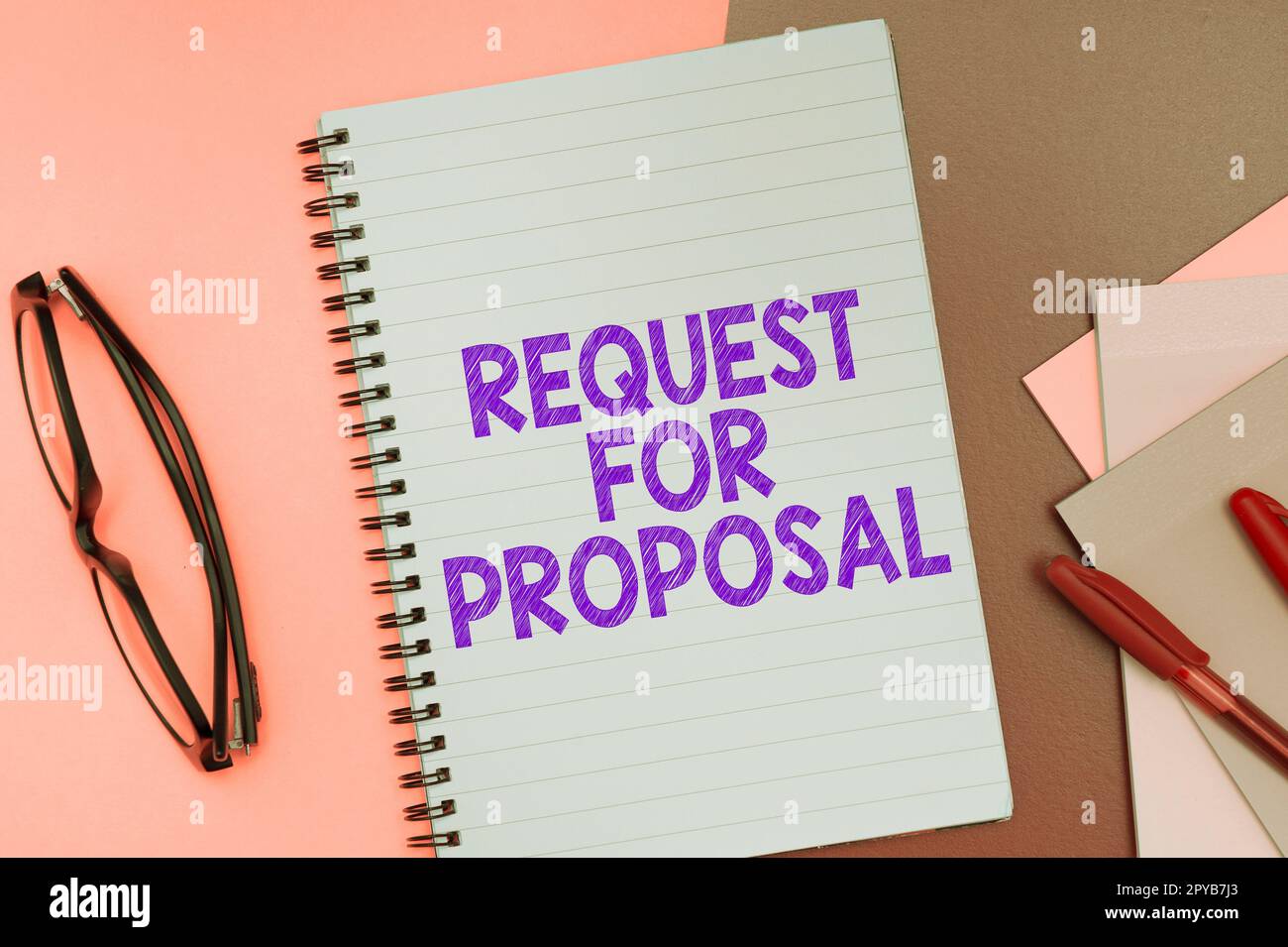 Textzeichen mit „Request for Proposal“. Das Dokument für das Geschäftskonzept enthält einen Ausschreibungsprozess nach Agentur oder Unternehmen Stockfoto