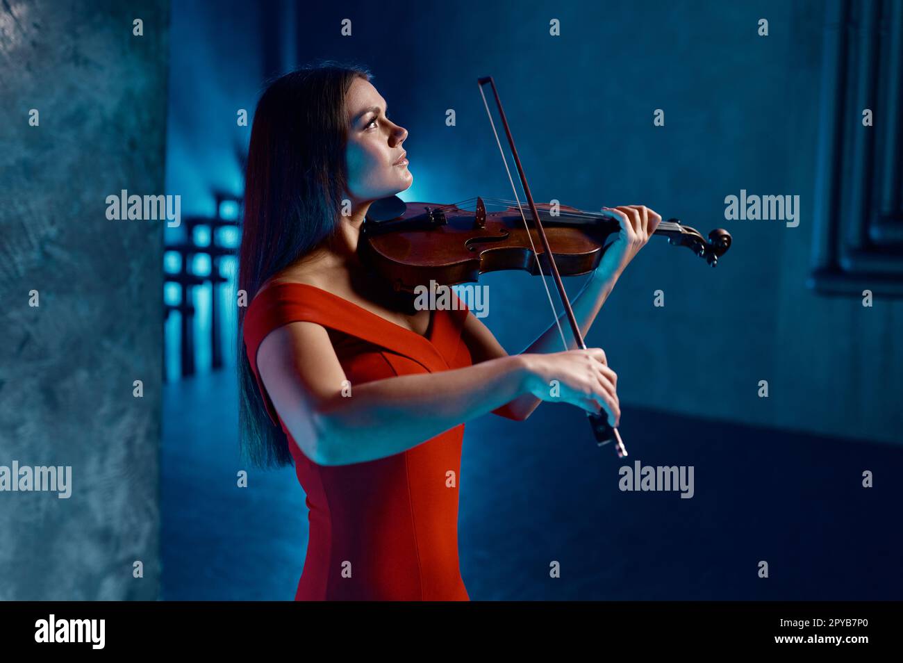 Porträt einer wunderschönen Violinistin, die wunderschöne Musik spielt Stockfoto