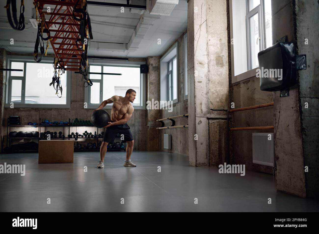 Ganzlängenporträt eines jungen Muskelmannes mit Medizinstudium im Fitnessstudio Stockfoto