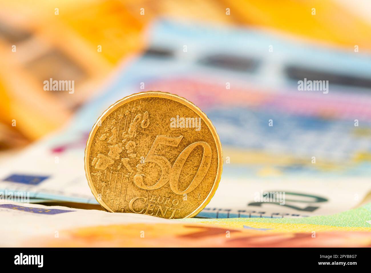 50 Euro-Cent auf Euro-Banknoten Stockfoto