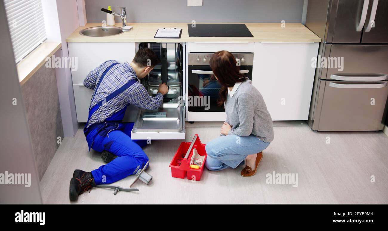 Reparatur Von Geschirrspülmaschinen Stockfoto