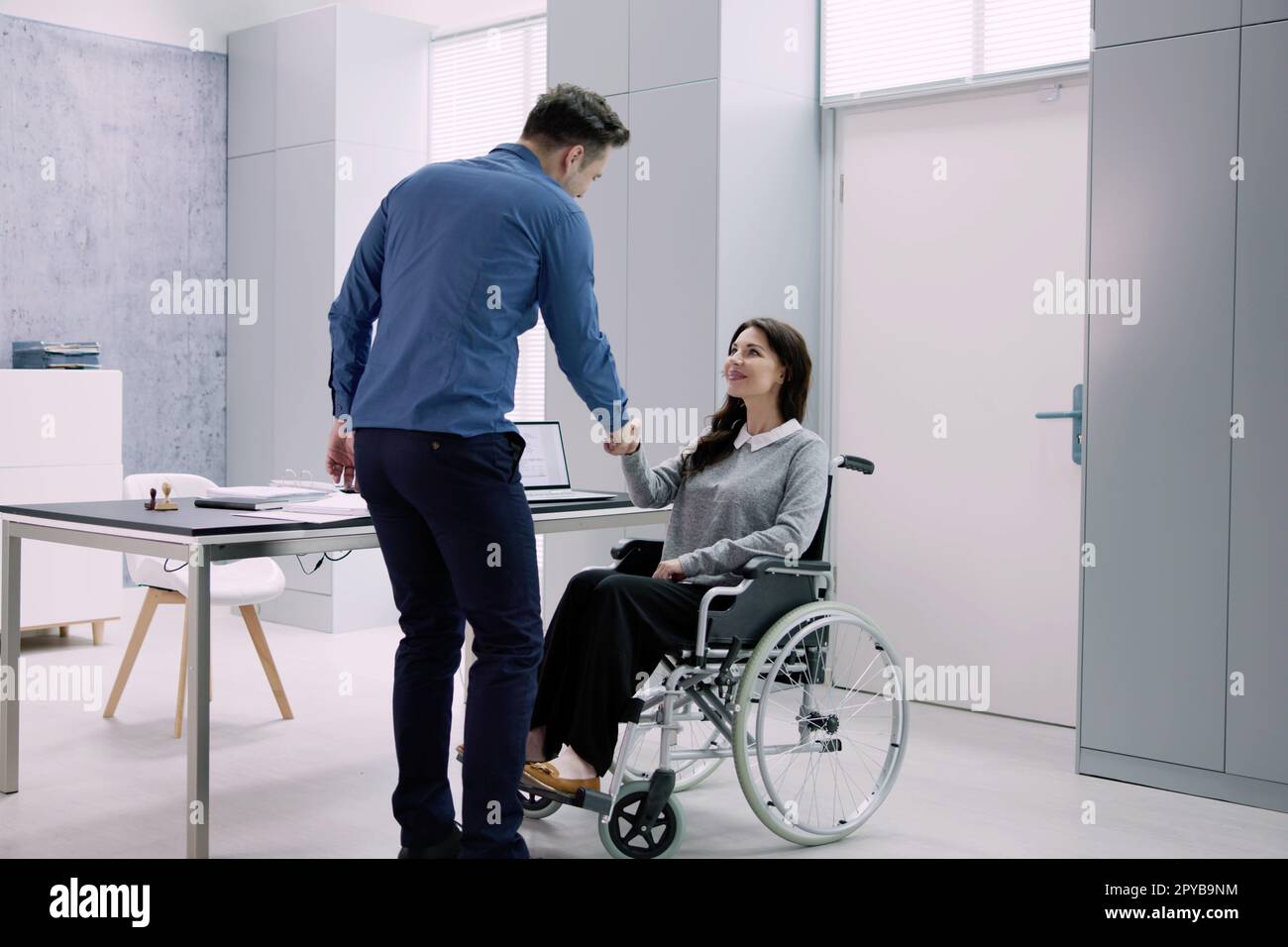 Person Im Rollstuhl Handshake Stockfoto