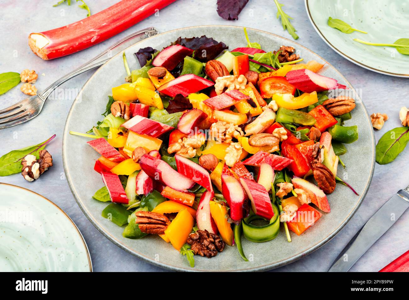 Salat mit Rhabarber, Kräutern und Nüssen. Stockfoto