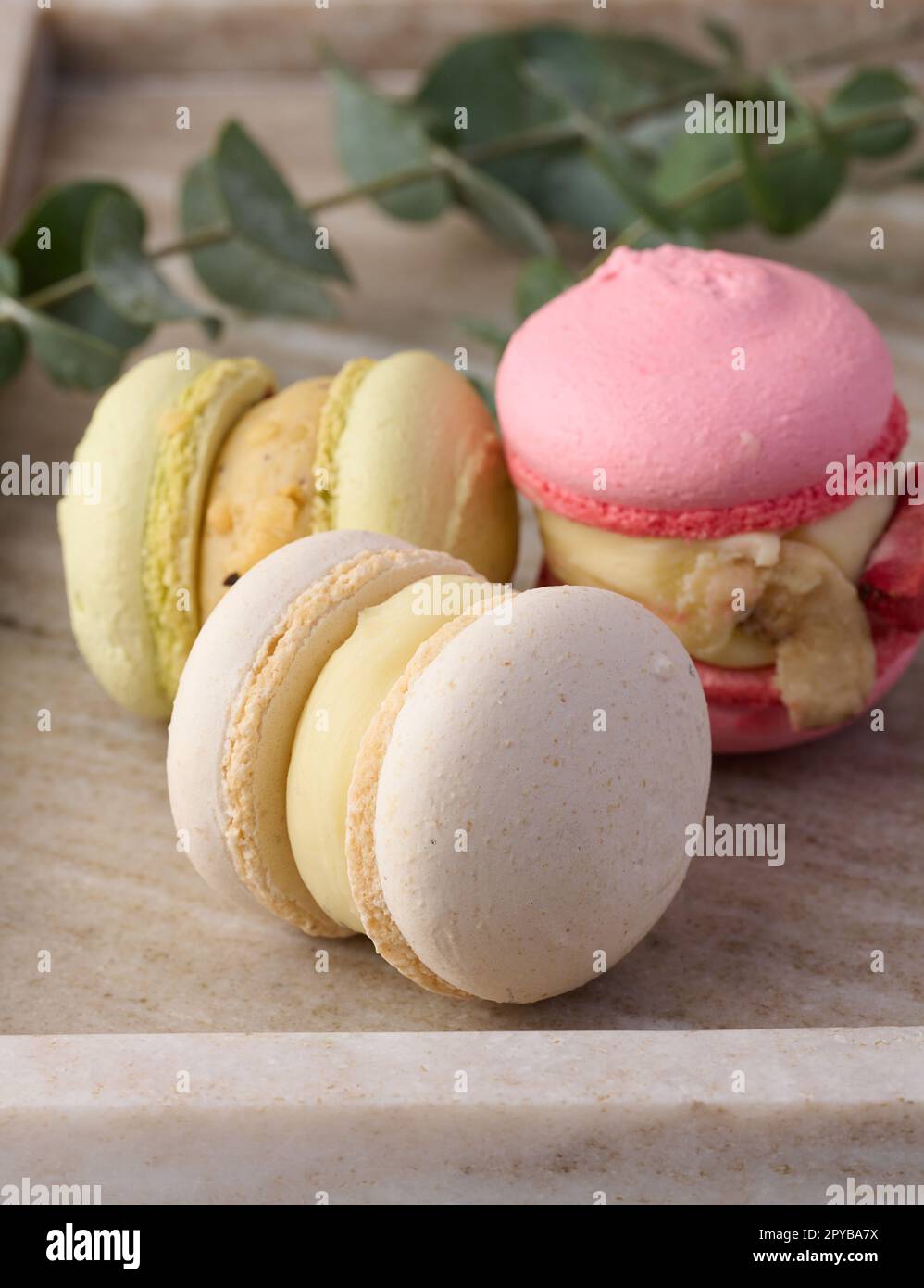 Gebackene Makronen mit verschiedenen Geschmacksrichtungen auf dem Tisch, Dessert Stockfoto